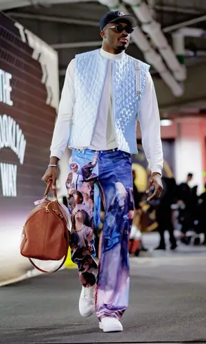 Thanasis Antetokounmpo’s Outfit in Louis Vuitton Bag, Oscar and Frank Eyewear & Kill the Hype Cap (2022)