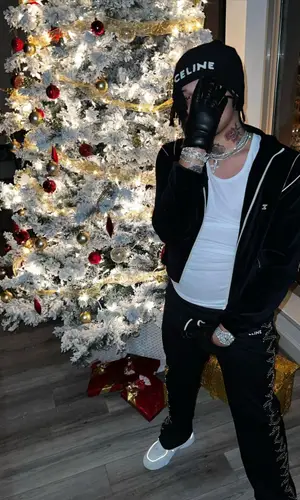 Summrs’ Outfit in Chanel Sneakers & Celine Hat (2022)