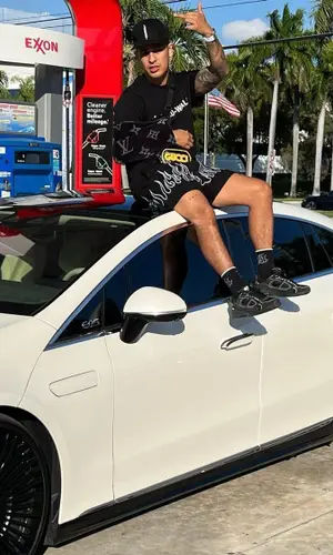 Rvssian’s Outfit in A-Cold-Wall* T-Shirt, Gucci Bag & Chrome Hearts Hat (2022)