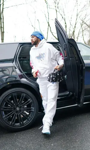 Neymar’s Outfit in Louis Vuitton Bag, Off-White Hat & Yayoi Kusama (2023)