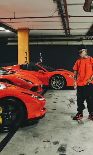 Lazza wearing Jordan sneakers