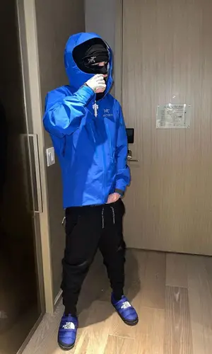 Rondodasosa’s Outfit in Arc'teryx Hat & The North Face Sandals (2023)