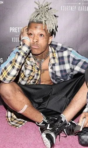 XXXTentacion’s Outfit in Louis Vuitton Bag, XXXTentacion Merch Jewelry & Nike Sandals (2019)