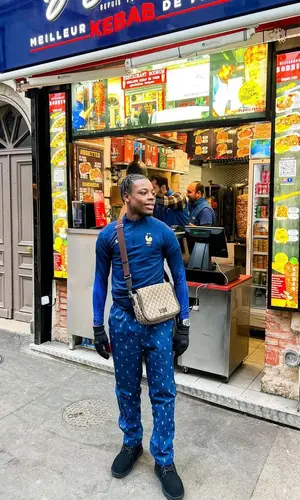 Beendo Z wearing Gucci bag