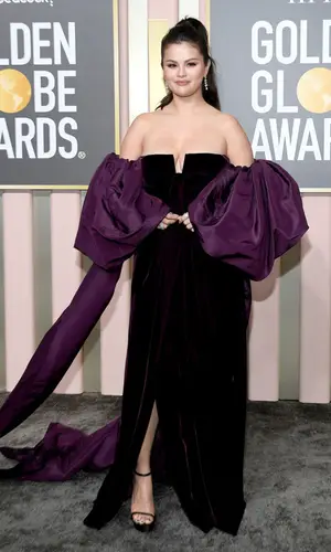 Selena Gomez’s Outfit in De Beers Jewelry & Valentino (2023)