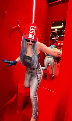Chanmina wearing Diesel glov
