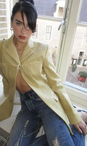 Dua Lipa wearing Jacquemus sandal