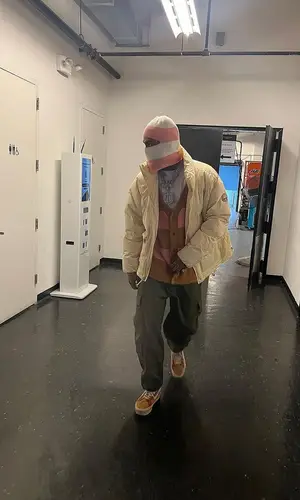 Dave East wearing Joe Freshgoods hat