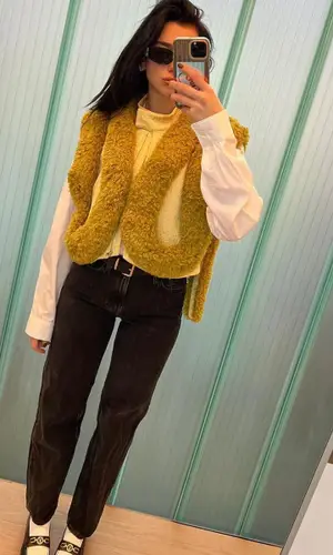 Dua Lipa wearing Louis Vuitton sandal