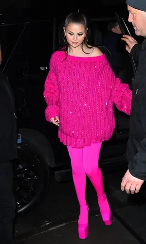 Selena Gomez’s Outfit in Valentino Sweater, Jennifer Fisher Jewelry & Valentino Garavani Sandals (2022)