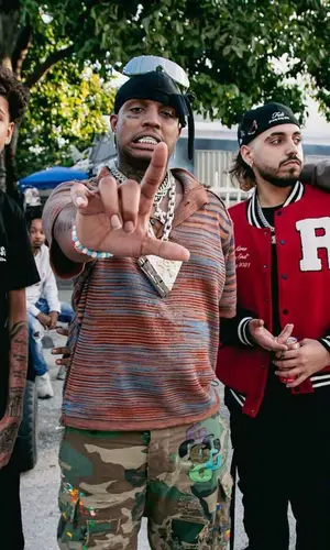 Ski Mask The Slump God’s Outfit in Jacquemus Shirt, Gallery Dept. Shorts & Rick Owens Eyewear (2023)
