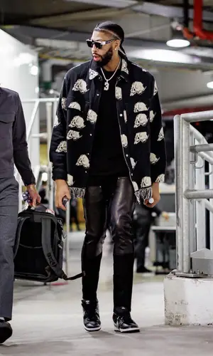 Anthony Davis’ Outfit in Amiri Shirt, Nike Sneakers & Louis Vuitton Eyewear (2023)