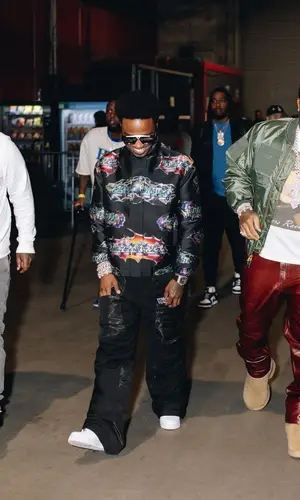 Roddy Ricch’s Outfit in Nike Sneakers & Louis Vuitton Eyewear (2023)