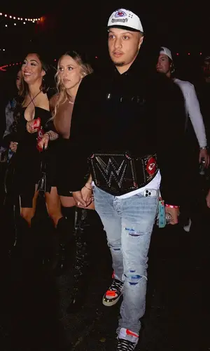 Patrick Mahomes II’s Outfit in Off-White T-Shirt, Dior Hoodie & New Era Cap (2023)