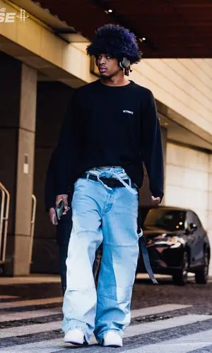 Joshua Christopher’s Outfit in Vetements Sweatshirt, Off-White Jeans & Apple (2023)