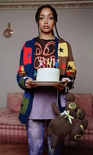 PinkPantheress wearing Marc Jacobs t-shirt