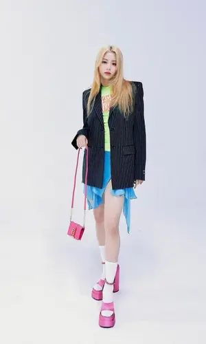 Yunjin Le Sserafim wearing Versace other
