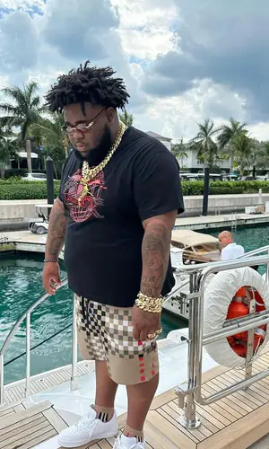 Rod Wave’s Outfit in Burberry T-Shirt, Nike Sneakers & Cartier Eyewear (2023)