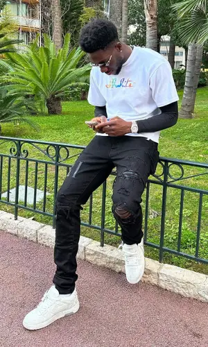Alphonso Davies wearing Off-White t-shirt