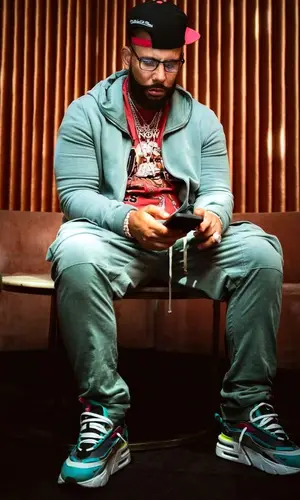 DJ Drama wearing Mitchell & Ness t-shirt