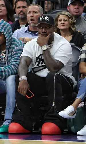 Deebo Samuel’s Outfit in Amiri Jersey, Rick Owens Jeans & New Era Cap (2023)