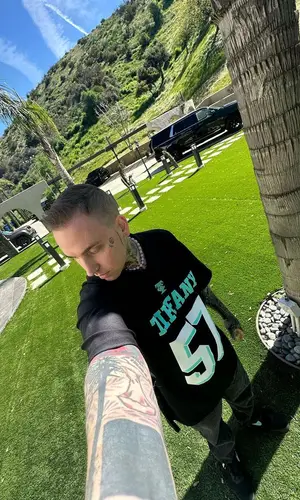 Blackbear’s Outfit in Tiffany&Co Jersey, Mitchell & Ness & NFL (2023)