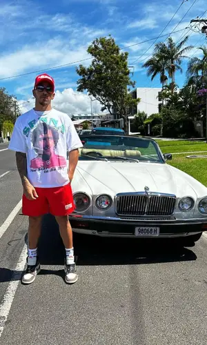 Lewis Hamilton wearing Nahmias cap