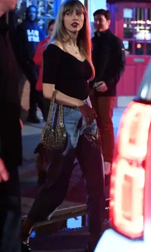 Taylor Swift wearing Paco Rabanne bag