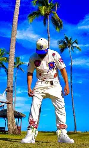 El Alfa El Jefe’s Outfit in Louis Vuitton T-Shirt, Nike Sneakers & Yayoi Kusama (2023)