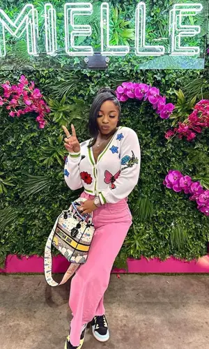Reginae Carter wearing Bottega Veneta eyewear
