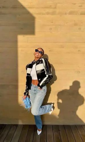 Lori Harvey’s Outfit in Re/Done Jeans, Bottega Veneta Bag & Saint Laurent Eyewear (2023)