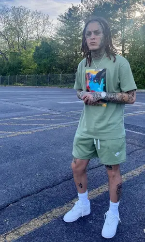 Lil Skies’ Outfit in Nike T-Shirt (2023)