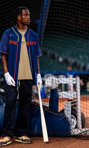 Travis Scott wearing Nike glov
