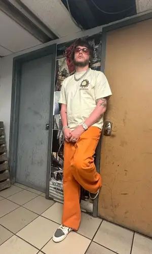 Murda Beatz’s Outfit in Jacquemus T-Shirt, Nike Sneakers & Travis Scott Merch (2023)