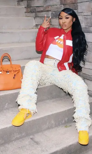 Kylesister wearing Nike sneakers