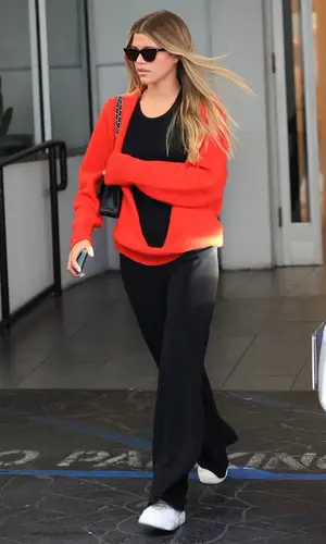 Sofia Richie’s Outfit in Alaïa Sneakers, Chanel Bag & Saint Laurent Eyewear (2023)