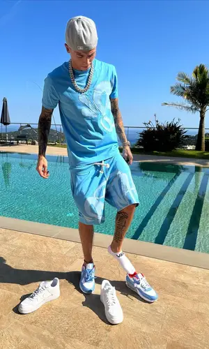 Central Cee wearing Vans sock