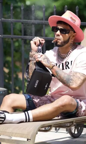 Anuel AA’s Outfit in Amiri T-Shirt & Gucci Eyewear (2023)