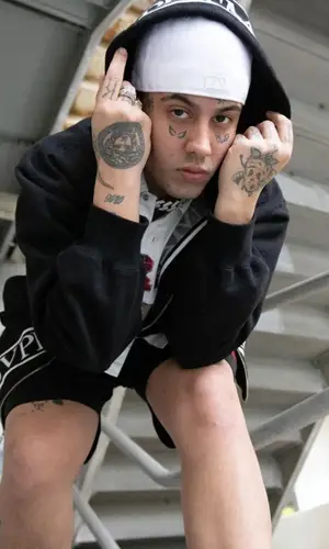 Duki wearing Supreme hoody