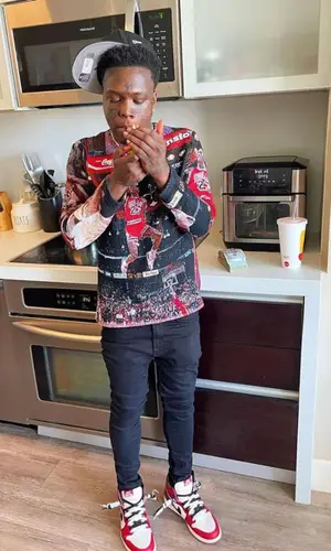 2KBABY’s Outfit in Valabasas Jeans, Nike Sneakers & New Era Cap (2023)