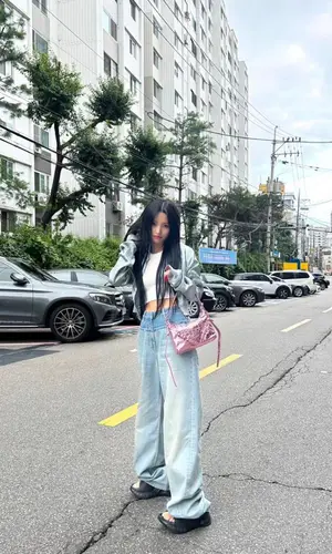 Jeon Soyeon wearing Givenchy bag