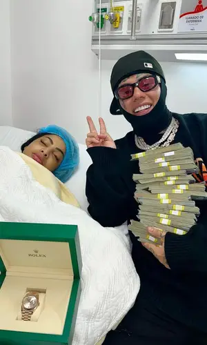 6ix9ine’s Outfit in Amiri Jeans, Versace Eyewear & New Era Cap (2023)