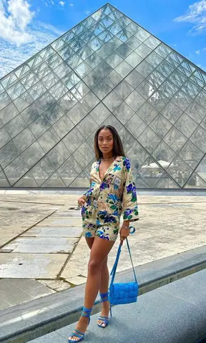Jilly Anais’ Outfit in Off-White Shirt & Bottega Veneta Bag (2023)