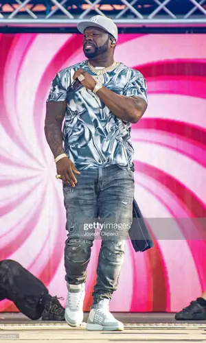 50 Cent’s Outfit in Purple Brand T-Shirt, G-Star RAW Jeans & New Era Cap (2023)