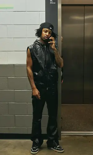 21 Savage wearing Supreme belt