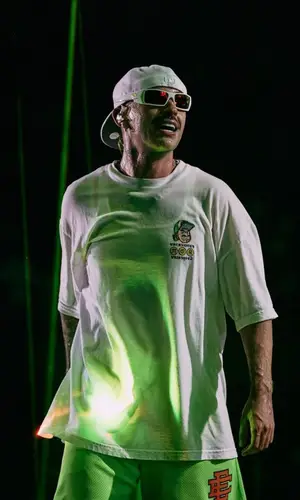 Feid’s Outfit in Eric Emanuel Shorts, Oakley Eyewear & Nike Socks (2023)