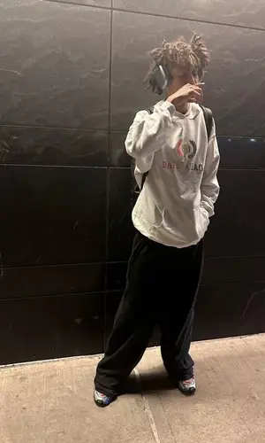 Slump6s’ Outfit in Balenciaga Hoodie & Apple (2023)