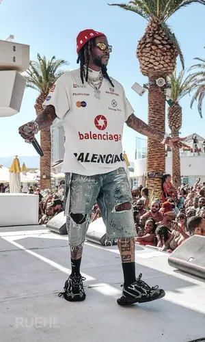 2 Chainz’s Outfit in Balenciaga Eyewear & Melrose High Hat (2023)