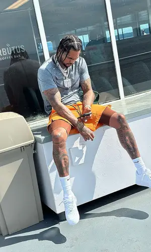 Dave East wearing Nike t-shirt