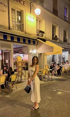Alycia Debnam-Carey wearing Reformation sandal